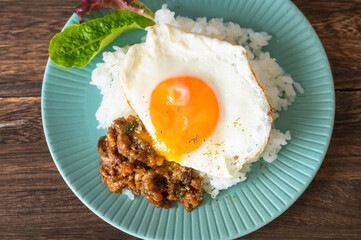目玉焼きがのったドライカレー