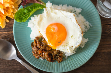 目玉焼きがのったドライカレー