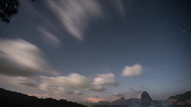 Night Sky on The Phang-nga smed nang she , Time Lapse cloundy move over Mountains