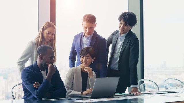 ミーティングする多国籍グループ　グローバルビジネス