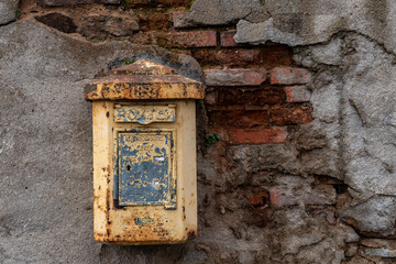 Ancienne boite aux lettres de la poste sur un vieux mur dans un petit village
