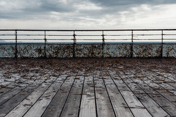 un pont de bois au bord de la mer.