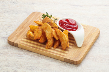 Naklejka premium Fried rustic potato with tomato ketcup