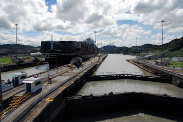 Fototapeta na wymiar パナマ運河を航行