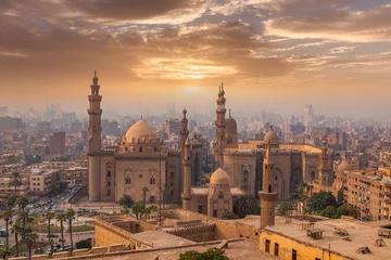 Fotobehang Oud gebouw De moskee-Madrasa van Sultan Hassan bij zonsondergang, de Citadel van Caïro, Egypte.