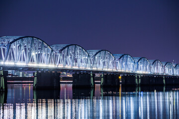 Naklejka premium 夜の青いトラス橋