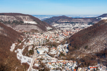 Blick von Schloss Lichtenstein in das winterliche Echaztal