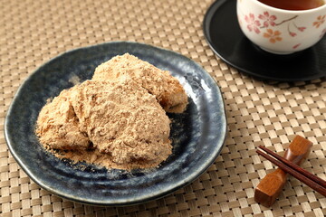 きな粉餅とお茶と箸