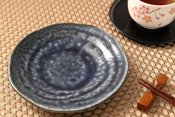 紺色のお皿と箸と湯呑