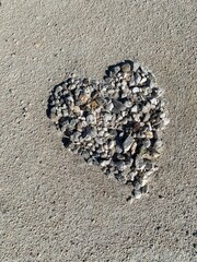 coeur en pierre sur la plage