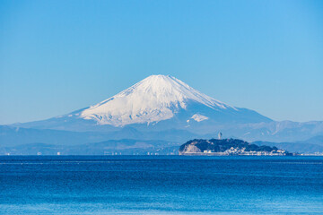 神奈川県逗子海岸からの富士山と江ノ島