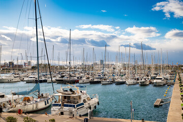 Fototapeta premium VALENCIA , SPAIN - DECEMBER 6, 2021: Yachts and boats in Valencia marina