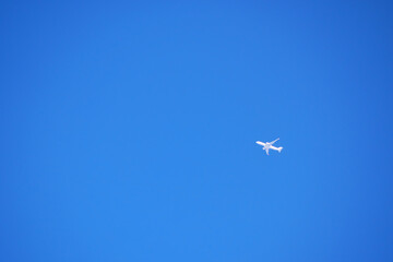日本、青空の中を飛び立つ飛行機