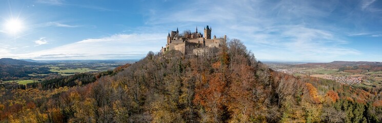 Fototapeta na wymiar Burg Hohenzollern auf der schwäbischen Alb im Herbst, Deutschland
