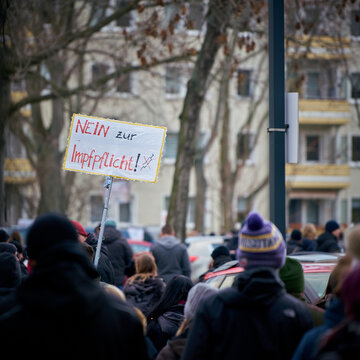 Demonstration von Corona-Leugnern und Impfgegnern in der Innenstadt von Magdeburg