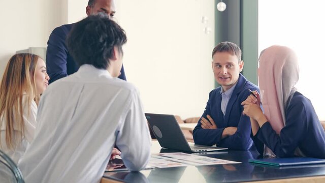 ミーティングする人々　グローバルビジネス