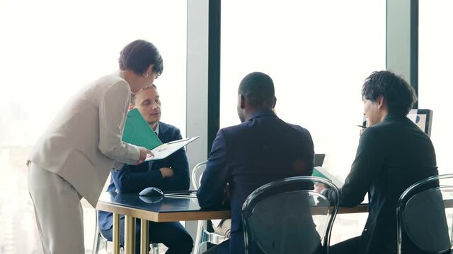 ミーティングする多国籍グループ　グローバルビジネス