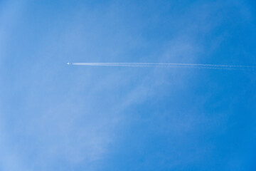 まっすぐな飛行機雲