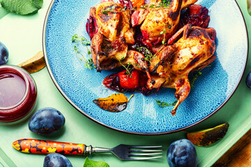 Quail baked in autumn fruits.
