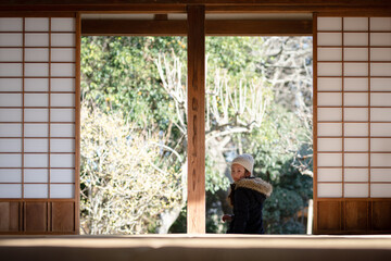 和室で寛ぐ子供