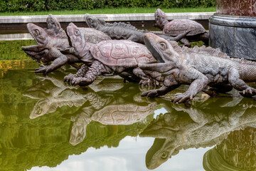 Figure von Schildkröten und Echsen in einem Brunnen auf der Herreninsel im Chiemsee 