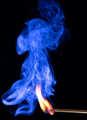 Angezündetes Streichholz mit Rauch