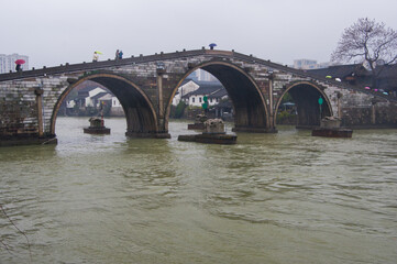 杭州市中心部を流れる京杭大運河にかかる拱宸橋