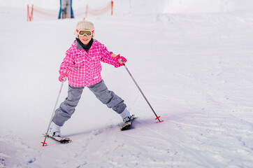 スキーレッスンを受けるこども
