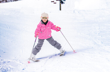 Fototapeta na wymiar スキーする女の子