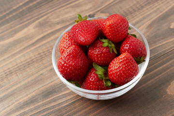 ガラスボウルに盛り付けられた旬の甘いイチゴ