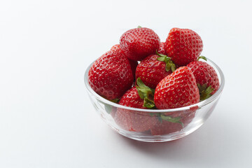 ガラスボウルに盛り付けられた旬の甘いイチゴ