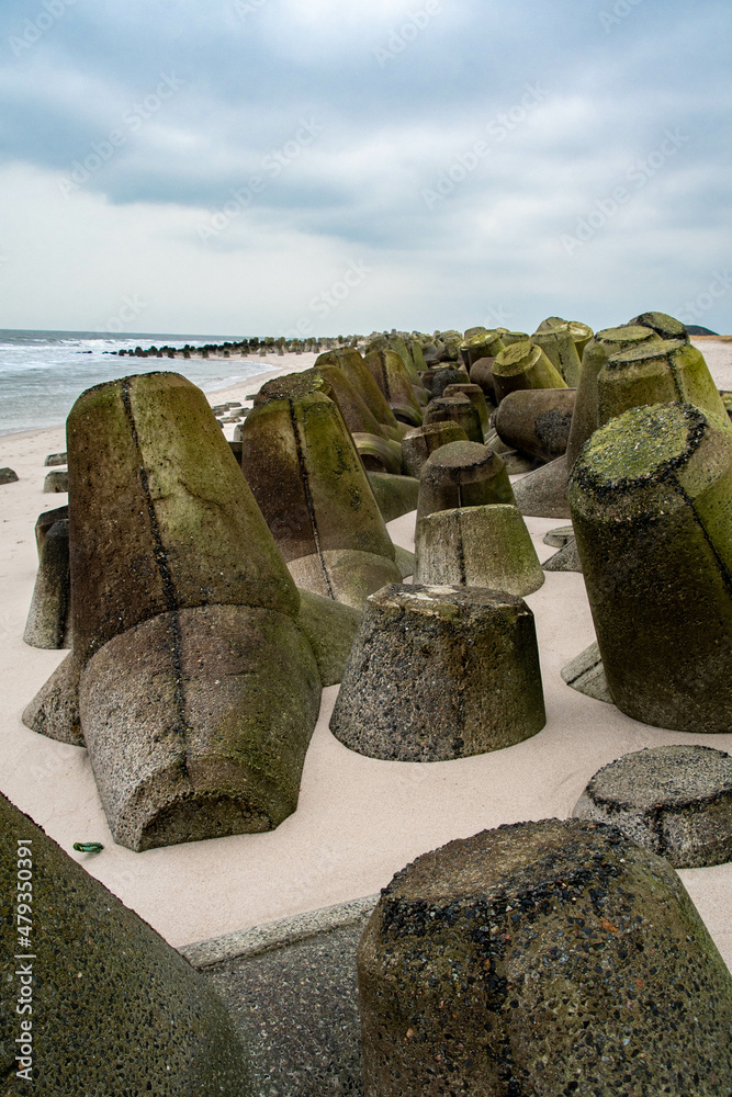 Wall mural Tetrapoden als Küstenschutz am Strand von Hörnum Insel Sylt