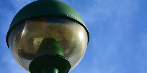 Foco de farola apagada junto al cielo. 