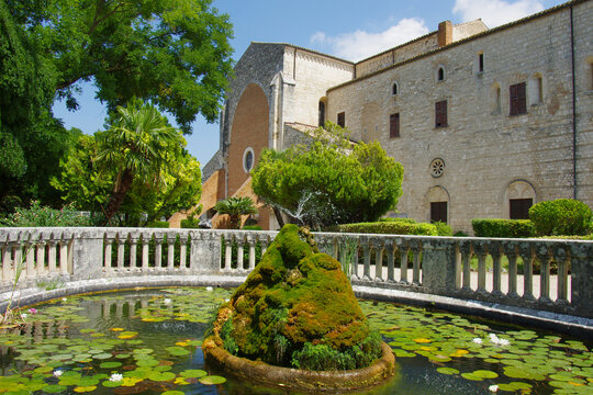 The circular fountain in the garden of the Abbey of Santa Maria d'Arabona - Manoppello - Abruzzo