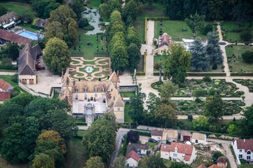 Fototapeta na wymiar vue aérienne du château de Corbeville dans les Yvelines en France
