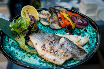 food.fish.meat.salade