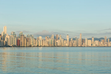 Fototapeta premium Beira Mar vista da Beira Mar Norte na cidade de Balneário Camboriú no amanhecer no estado de Santa Catarina - Brasil 