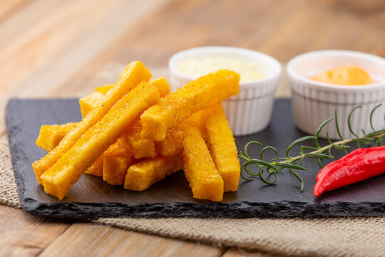 Por&ccedil;&atilde;o de polenta frita