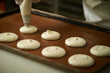 Making macarons in the oven