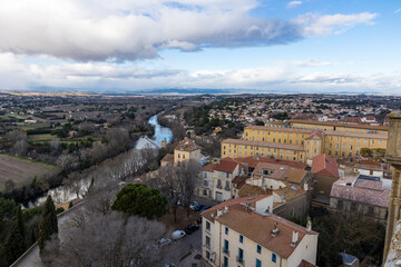 Fototapeta premium Vue sur la ville Béziers depuis le clocher de la Cathédrale Saint-Nazaire par un temps d’hiver nuageux (Occitanie, France)