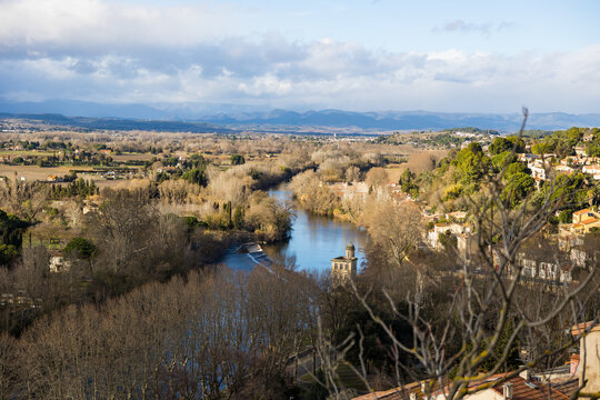 Vue sur l&rsquo;Orb et les montagnes de l&rsquo;arri&egrave;re-pays de B&eacute;ziers depuis le parvis de la Cath&eacute;drale Saint-Nazaire par un temps d&rsquo;hiver nuageux (Occitanie, France)