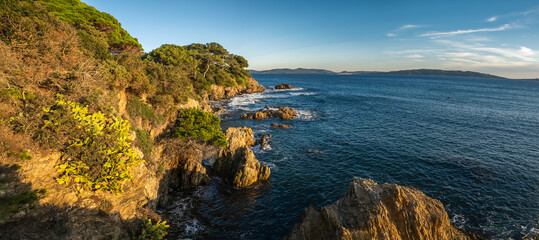 Panorama sur la presqu'île de Gien, proche de Porquerolles et de la ville de Toulon, var, France -...