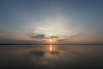 Naklejka premium sunset in lake