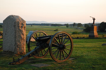 Cannon and military artillery adorn The High Tide Battery at Gettysburg National Monument - obrazy, fototapety, plakaty