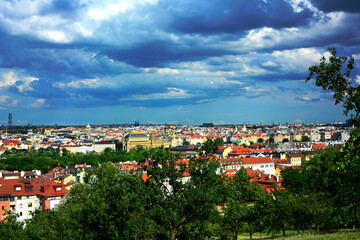 panorama miasta i burzowe chmury, Praga, storm clouds over the city, colorful houses © kateej