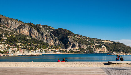 Obraz premium Baie de Garavan vue de la plage des Sablettes 