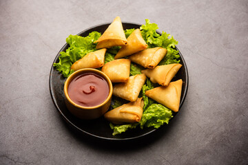 Mini triangle patti samosa