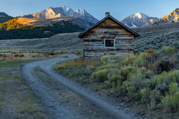 Fototapeta na wymiar Access to the Idaho wilderness begins with a cabin to stay in