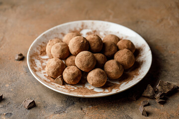 Homemade chocolate truffles with cocoa powder. 