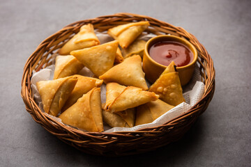 Mini triangle patti samosa